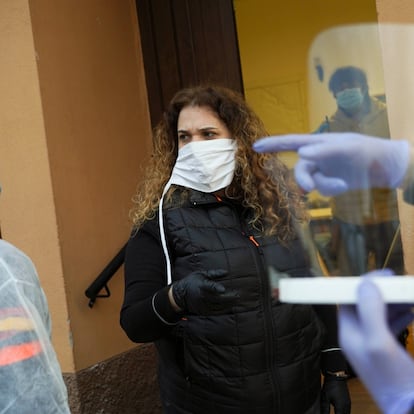 Eva Gallegos, alcaldesa de Madarcos, organiza un reparto de material fabricado por los vecinos.