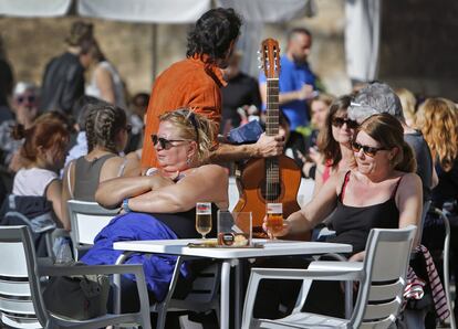 La mejora de la ocupación no viene ya tanto de las ofertas, como de la mayor demanda. de hecho, los empresarios han subido precios. En la imagen, varias turistas descansan en una terraza de Valencia.