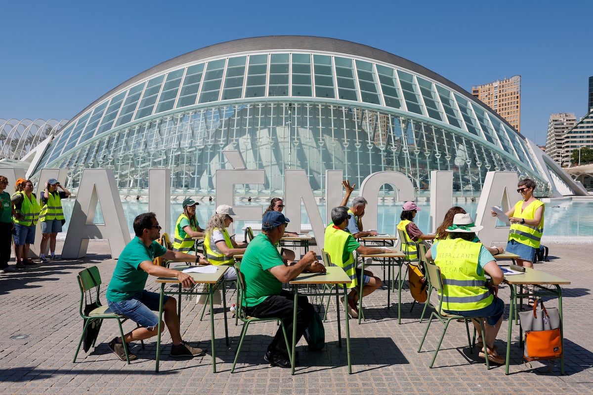 Los profesores en huelga en Valencia parodian en la calle una de sus clases: “Hace mucho calor, profe” o “Aquí no cabemos”