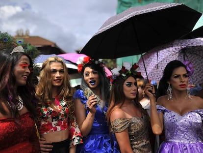 Miembros del colectivo LGTVIQ de Nepal participan en la marcha por el Orgullo celebrada en la capital, Katmandú, en agosto de 2018.