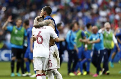 Sergio Ramos abraza a Iniesta tras ser eliminados de la Eurocopa durante el partido contra Italia celebrado en el Estadio Saint Denis de París (Francia), el 27 de junio de 2016.