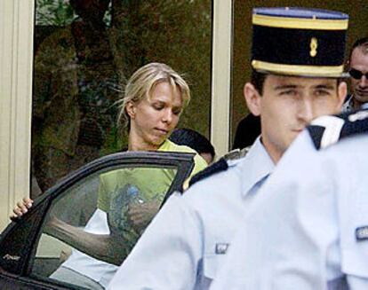 Edita Rumsas entra en el coche policial camino de su encarcelamiento.