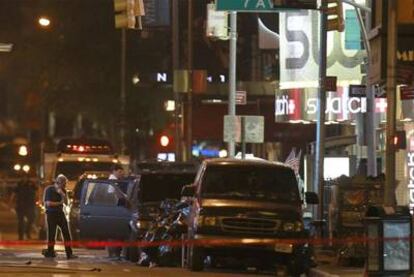 La policía inspecciona en Times Square el coche bomba que no llegó a explotar, el pasado 1 de mayo.