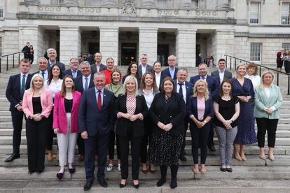 La candidata del Sinn Féin, Michelle O´Neill (centro), y los diputados de la formación republicana posan este lunes ante la Asamblea Autónoma de Stormont, en Belfast
