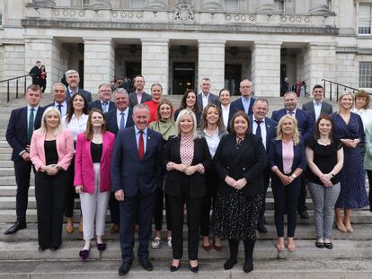 La candidata del Sinn Féin, Michelle O´Neill (centro), y los diputados de la formación republicana posan este lunes ante la Asamblea Autónoma de Stormont, en Belfast