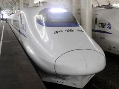 Dos trenes de alta velocidad en la estaci&oacute;n de Nanjing.