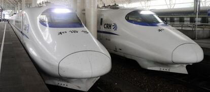 Dos trenes de alta velocidad en la estación de Nanjing.