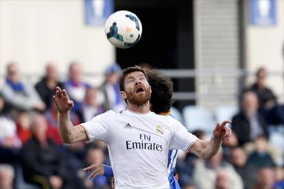 Xabi Alonso intenta controlar el balón.