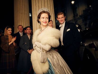 La actriz Claire Foy, en su papel de la reina Isabel II en la serie 'The Crown', ha logrado conjugar tres roles en uno en su joyero: el lujo, sello propio y la sutileza. |