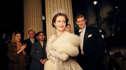 La actriz Claire Foy, en su papel de la reina Isabel II en la serie 'The Crown'.
