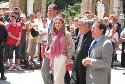 Los príncipes reciben muestras de cariño a su entrada a la basílica de la Moreneta patrona de Cataluña.