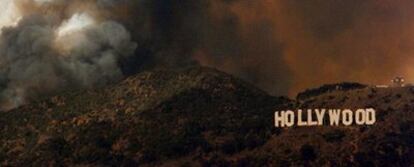 Un incendio en Los Ángeles hacen peligrar el popular cartel de Hollywood.