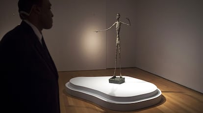 "L'homme au doigt" (el hombre que señala), de Alberto Giacometti. Esta obra se convirtió en la escultura más cara jamás subastada al alcanzar los 141,28 millones de dólares en una puja en la casa Christie's en Nueva York (EE.UU).