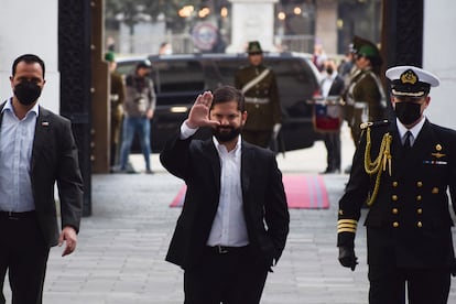 El presidente chileno, Gabriel Boric, llega a su oficina en el palacio de La Moneda en Santiago, el 5 de septiembre de 2022.