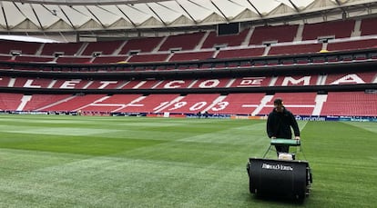 Un trabajador de Royalverd sobre el c&eacute;sped del Estadio Metropolitano.