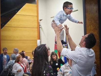 Cintia Mena y Eduardo Guinea con su pequeño en el Hospital de Málaga.