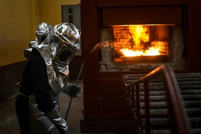 Trabajadores panteón de Nezahualcóyotl creman persona