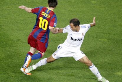 Carvalho pisa a Messi