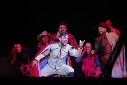 El actor Fran Perea interpreta a don Juan Tenorio en el ensayo general de la obra en Alcalá de Henares, este jueves.