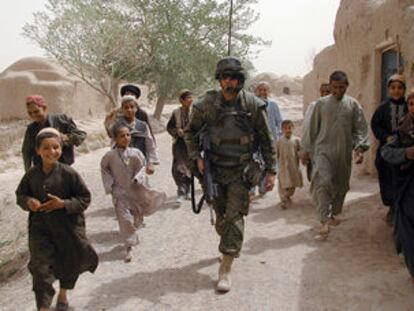 Un soldado canadiense patrulla en Qadzi Kariz, Afganistán, una zona donde se detectó la presencia de Al Qaeda.
