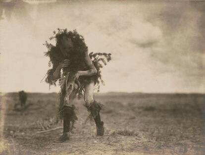 La ceremonia yeibichai: el mendigo Tó neinilii indio navajo, vestido con ramas de pícea. (1904-1905). Fotografía de Edward S. Curtis, conservada en la biblioteca del Congreso de Estados Unidos, Washington, D.C.