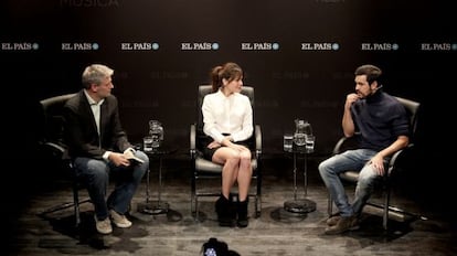 Adriana Ugarte y Mario Casas, junto a Gregorio Belinchón en el encuentro.