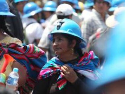 Cientos de mineros artesanales y pequeños productores marchan, desde el pasado jueves 20 de marzo de 2014, por las calles de Lima para demandar al Gobierno para que modifique las normas contra la minería ilegal. EFE/Archivo