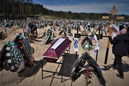 Burial of Anna Starostenko, 73, in Irpin. She endured the war and Russian occupation at home, but died of a heart attack on May 9.