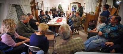 Debate de simpatizantes republicanos durante un 'caucus' en Smithland (Iowa).