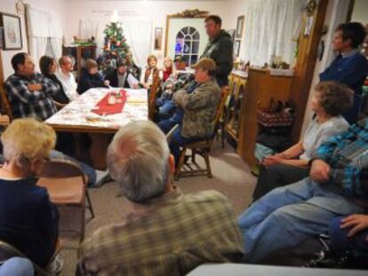 Debate de simpatizantes republicanos durante un 'caucus' en Smithland (Iowa).