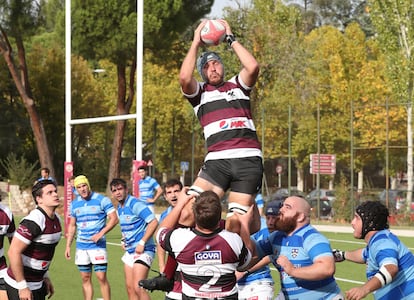 Luis Daniel López, el capitán de Alcatraz Rugby Club, en la parte superior del Touch (saque de banda), durante el partido amistoso entre Orquídeas Negras y Club de Rugby Cisneros, en Ciudad Universitaria de Madrid, el 30 de octubre de 2022