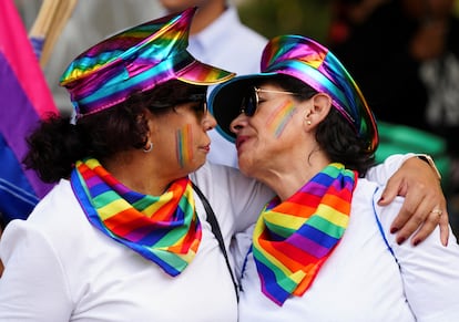 Una pareja de mujeres se abraza durante la Marcha del Orgullo.