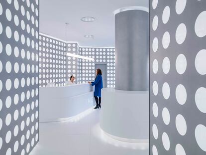 Interior del vestíbulo del Instituto de Microcirugía Ocular de Madrid./ Imagen Sublimibal (Miguel de Guzmán + Rocío Romero).