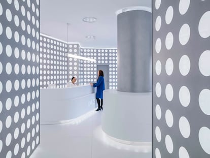 Interior del vestíbulo del Instituto de Microcirugía Ocular de Madrid./ Imagen Sublimibal (Miguel de Guzmán + Rocío Romero).