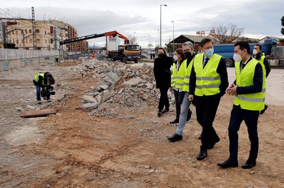 El presidente de la Generalitat, Ximo Puig, conversa con el alcalde de Burjassot, Rafa García, junto al consejero de Política Territorial, Obras Públicas y Movilidad, Arcadi España, durante su visita a las obras de soterramiento de las vías de metro en Burjassot.