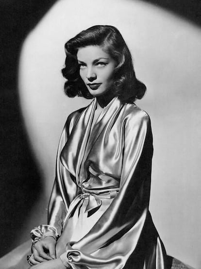 Lauren Bacall con una bata de seda.