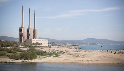 Les Tres Xemeneies de l'antiga central tèrmica d'Endesa.