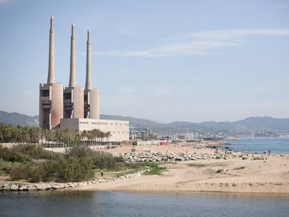 Les Tres Xemeneies de l'antiga central tèrmica d'Endesa.