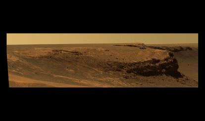 Fotografía del borde del cráter Endeavour con una ilustración del Oportunity a escala sobrepuesta.
