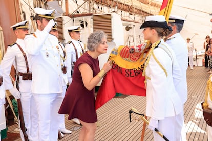 "En cada edición del crucero de instrucción, a lo largo de todas
las escalas que realiza el barco, al menos 250 españoles residentes en el extranjero deciden jurar bandera", añade la nota de la Casa Real.