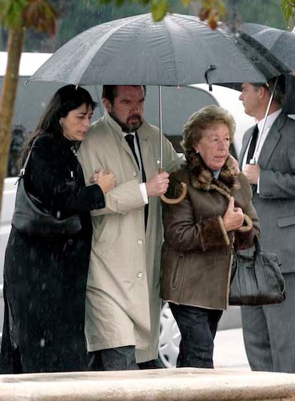 El padre de la Princesa de Asturias, Jesús Ortiz, acompañado de su esposa Ana Togores, y de su madre, Menchu Álvarez del Valle, a su llegada al Tanatorio de la Paz.