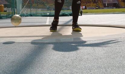 Sombra deBianca Perie, que compite en la disciplina de lanzamiento de martillo. La rumana se clasificó para la final con un lanzamiento de 71,32 metros.