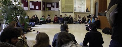 Los profesores debaten ayer durante un momento de la protesta.