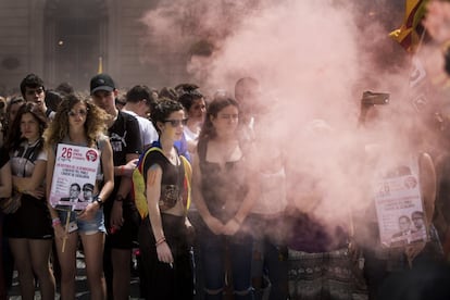 La portavoz del Sepc, Mercè Terès, también ha valorado positivamente señalando el seguimiento en universidades como la Autònoma de Barcelona (UAB), de Girona (UdG) y la Pompeu Fabra (UPF) de Barcelona. En la fotografía, los manifestantes marchan entre el humo de una bengala.