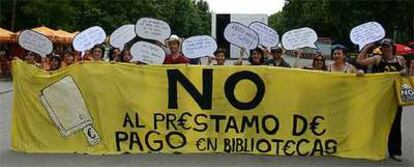 Manifestación de la plataforma contra el préstamo de pago durante la Feria del Libro de Madrid en junio de 2006.