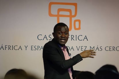 Imagen de Shiundu durante el encuentro de biblioteconomía de Casa África.