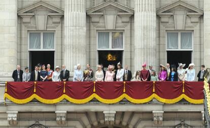 La familia real en el balcón de palacio.