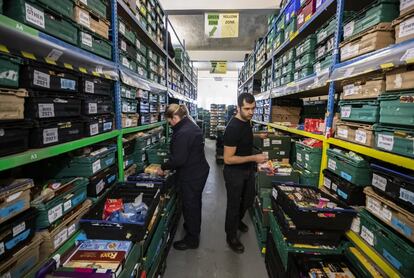 Varios voluntarios, en el almacén de Durham desde el que se envía comida a los bancos de alimentos de la región del noreste de Inglaterra.