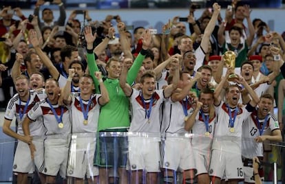 Lahm levanta o troféu no Maracanã.