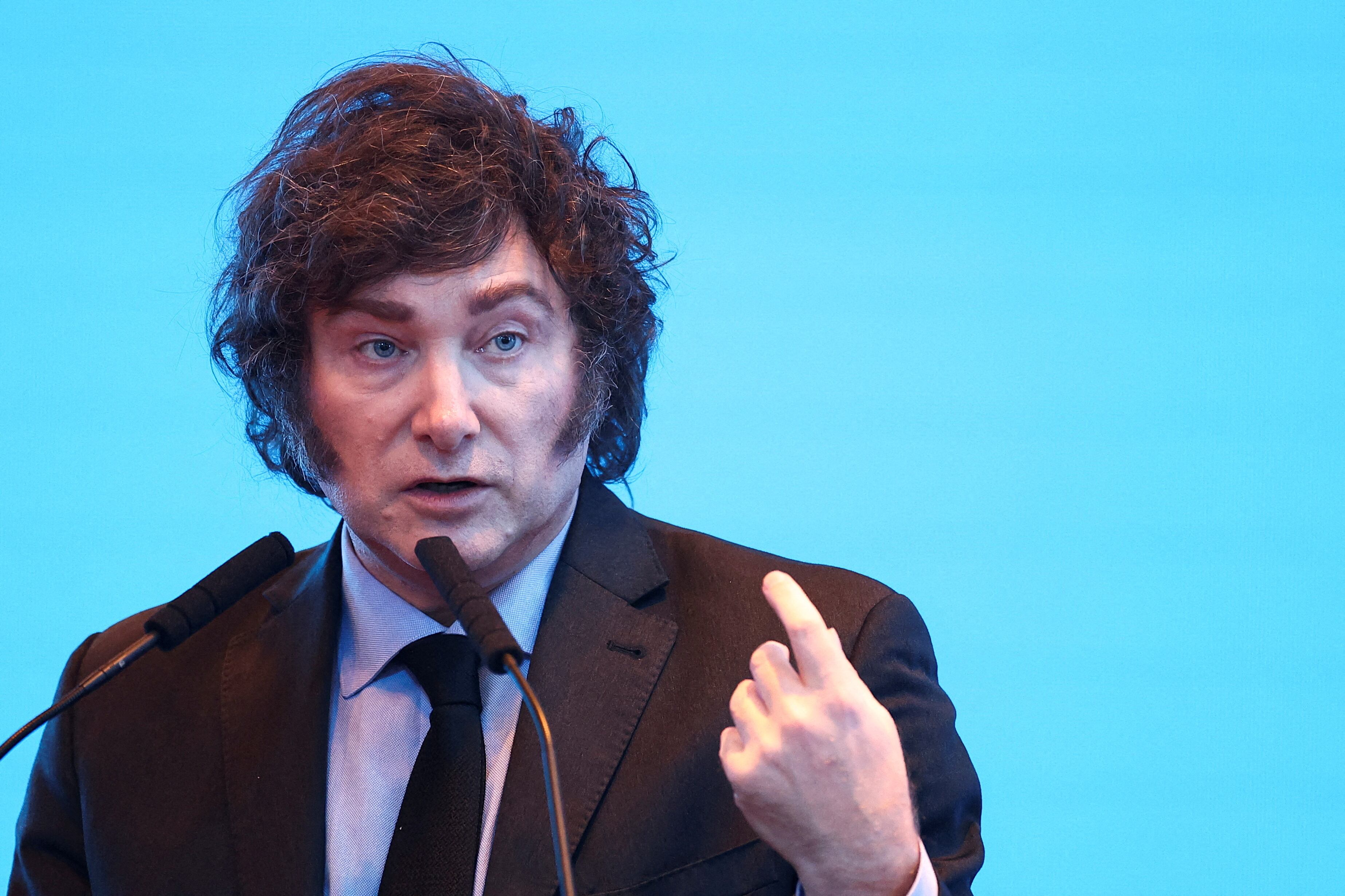 La ciencia involuciona en la Argentina de Milei: se desploma la inversión y disminuyen los investigadores